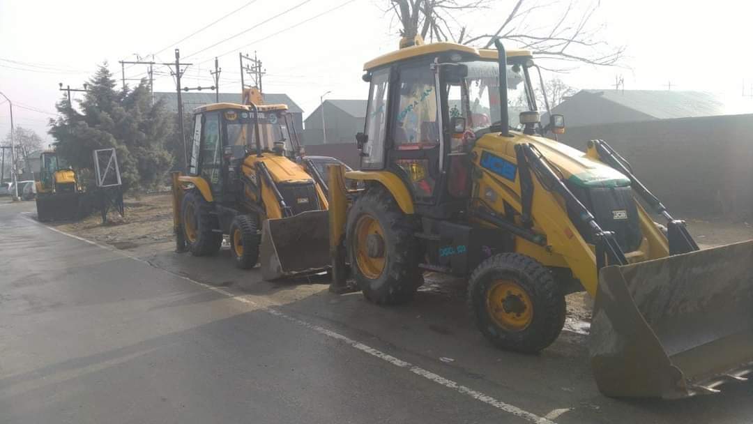 Police along with Geology and Mining department seizes 03 JCB machines involved in Illegal mining of bed material