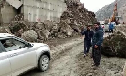 1-way traffic restored on Jammu-Srinagar highway after several hours’ closure