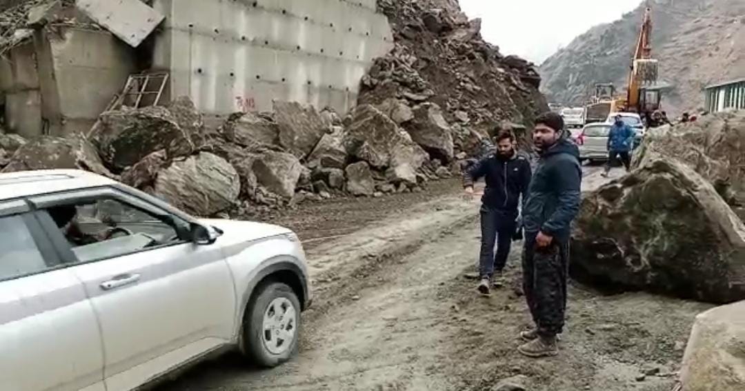 Srinagar-Jammu highway reopens after 3 days