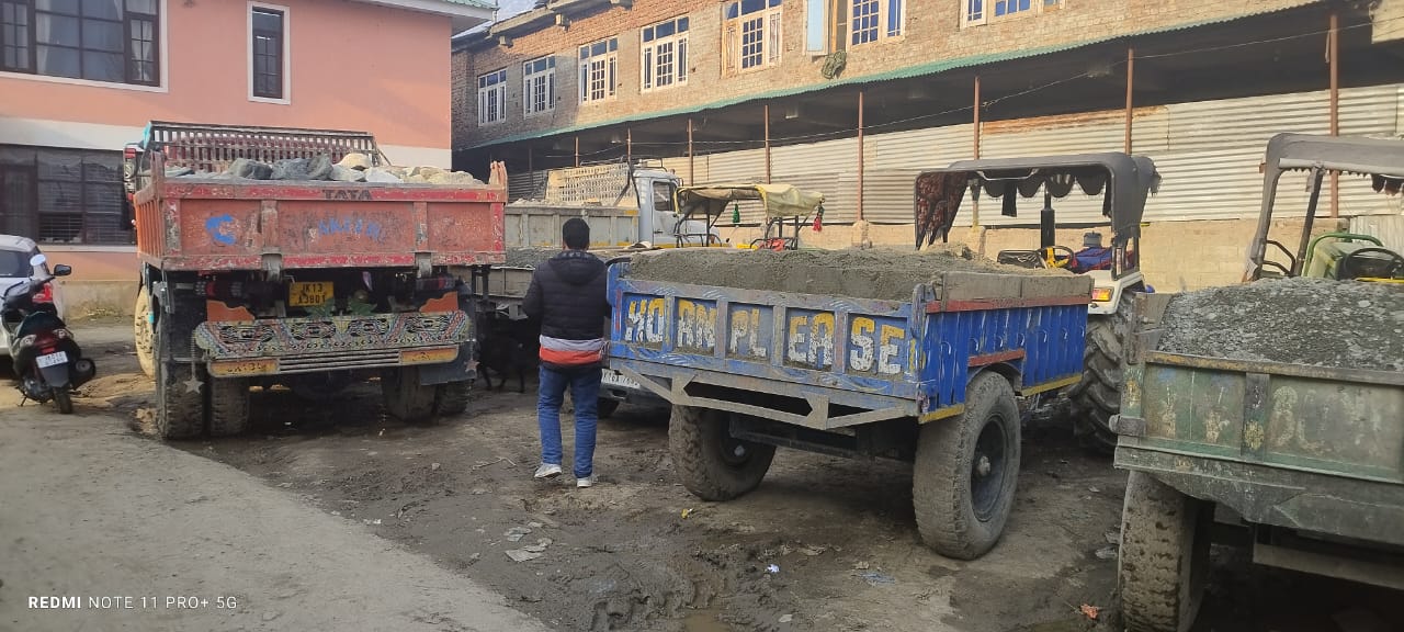 DMO Ganderbal seizes 8 vehicles for illegal mining