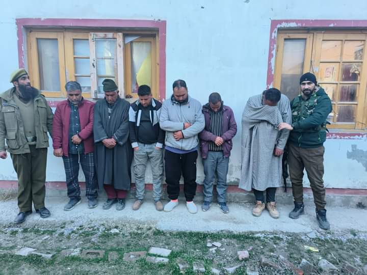 Police arrests 06 gamblers in Khrew Pampore, stake money 40250 seized