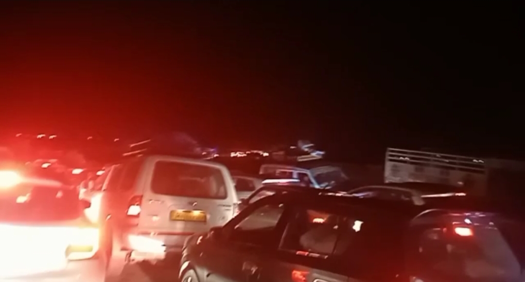 Hundreds of vehicles stranded as Sgr-Jmu remains closed for 2nd straight day