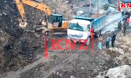 Traffic restored on Srinagar Sonamarg road after clearance of landslide at Rezan Gund