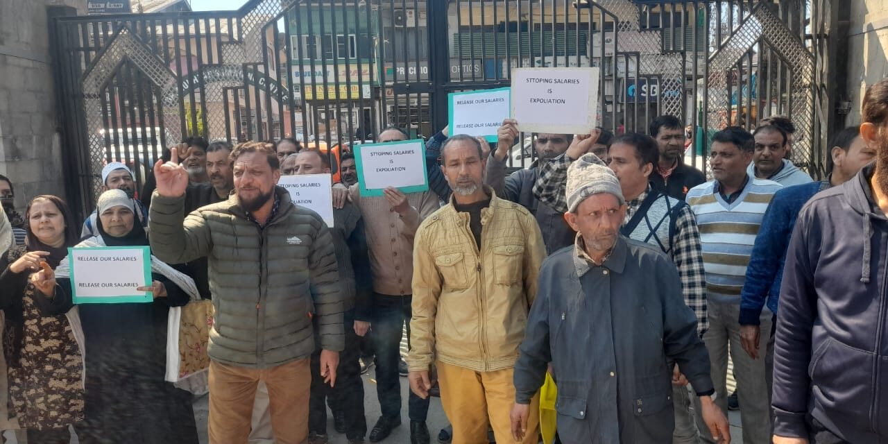 Single-lab Technicians, Allied Employees At GMC Srinagar Protest Over Non Disbursal of Salaries