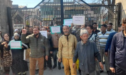 Single-lab Technicians, Allied Employees At GMC Srinagar Protest Over Non Disbursal of Salaries