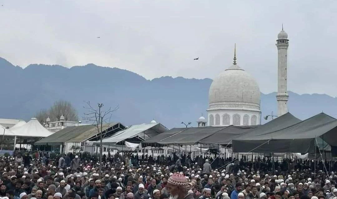 Thousands throng Jama Masjid, Dargah Hazratbal for prayers on first Ramadan Friday