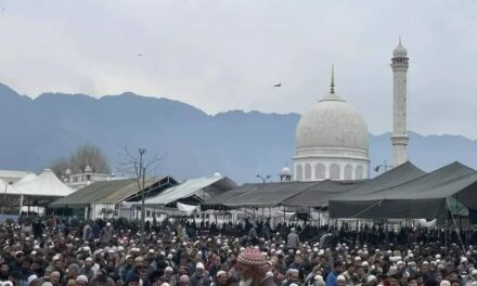 Thousands throng Jama Masjid, Dargah Hazratbal for prayers on first Ramadan Friday