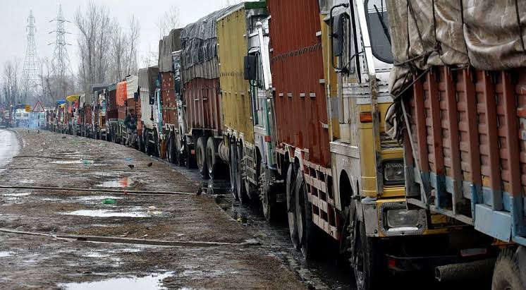 Atal Dulloo asks for priority movement of fertilizers, fruit laden trucks in, out of Kashmir