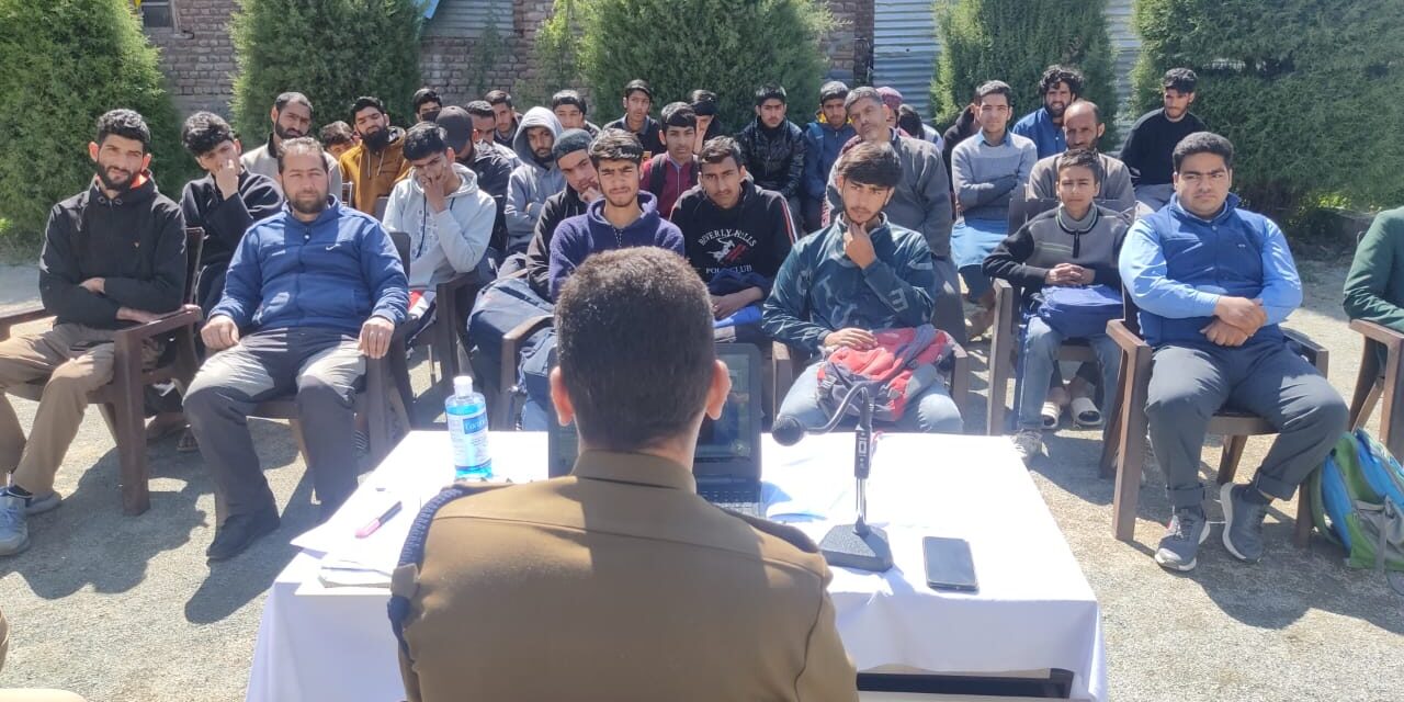 Ganderbal Police Organises Cybercrime awareness programme at Safapora