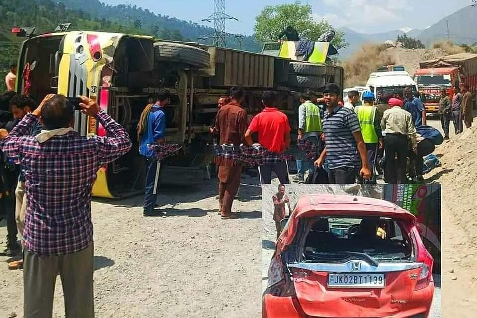 Five non-locals injured as vehicle turns turtle in Ramban