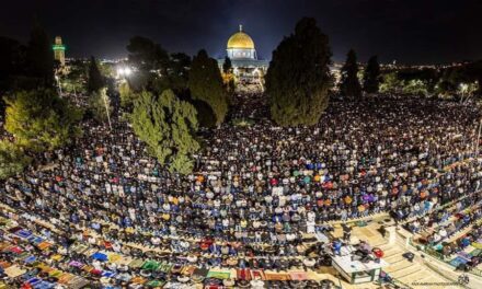 280,000 Palestinians mark 27th night of Ramadan in Al-Aqsa Mosque