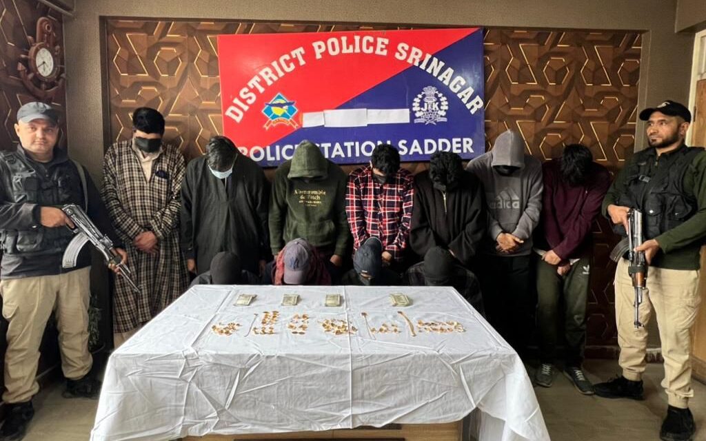 11 thieves of inter-district burglary gang arrested:- Police