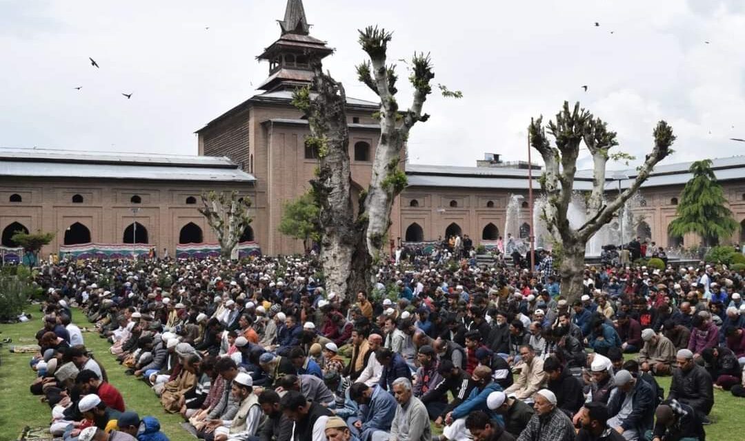 Devotees in large numbers throng Hazaratbal Shrine, Jamia Masjid on Last Friday of Ramadan
