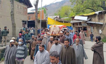 Muslims help perform last rites of Kashmiri Pandit at Wussan Kangan