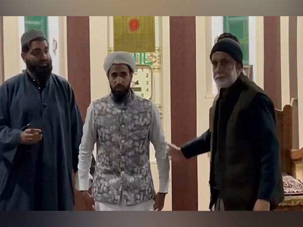 Mosque committee in Kashmir gifts Umrah package to Kupwara Imam for recitation of Quran during Ramadhan