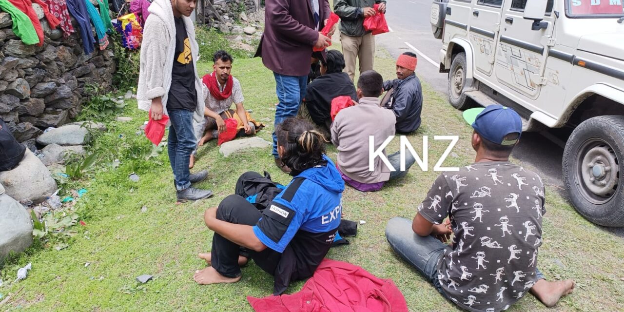 SDM Kangan distributed food packets to stranded passengers