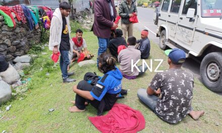 SDM Kangan distributed food packets to stranded passengers