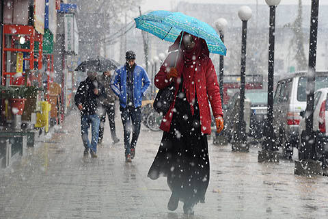Rains Lash J&K, Temp Stays Below Normal As MeT Forecasts ‘Erratic Weather’ Till May 4