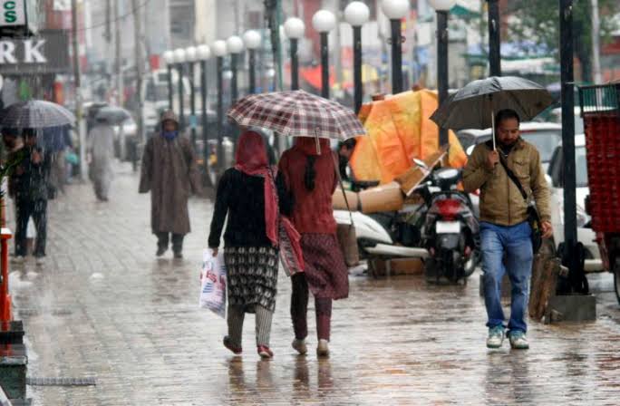 Night temp plunges as wintery condition return to J&K after rains