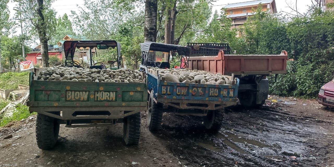 Geology Mining Department Ganderbal seizes 4 vehicles involved in illegal mining:DMO Ganderbal