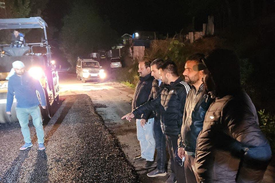 R&B Ganderbal starts blacktopping on 8-KM Beehama-wayil road