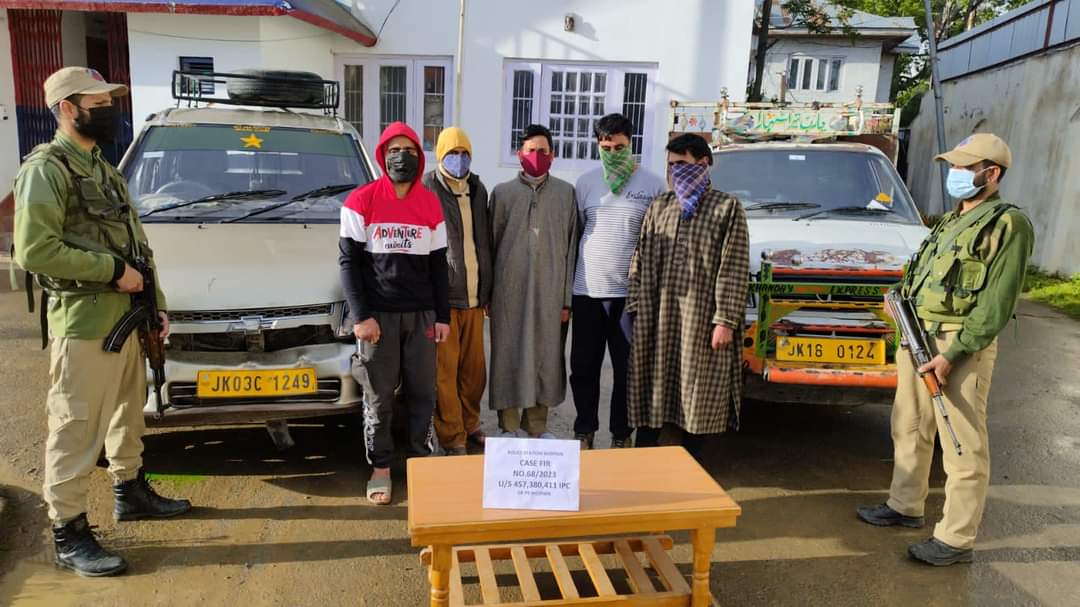 Police solves burglary case in Shopian, 05 arrested; Stolen property worth lacs recovered