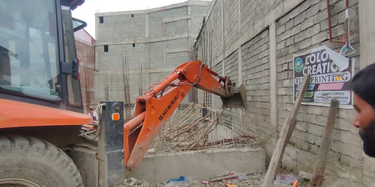 Municipal Committee Handwara Demolishes ‘Illegal’ Under-construction Shopping Complex