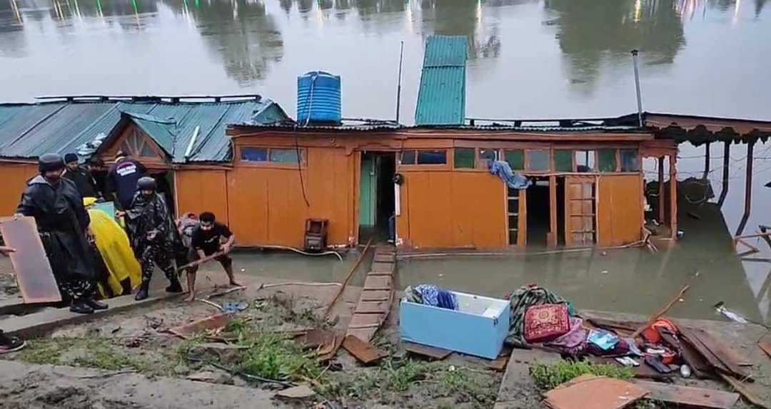 River Police rescue all family members after a houseboat started sinking