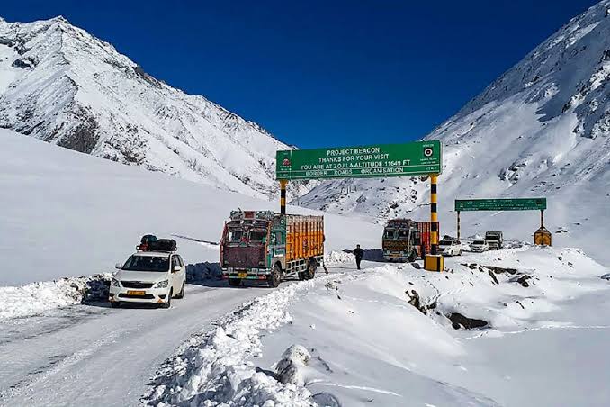 Srinagar-Kargil highway closed for traffic due to fresh snowfall at Zojil