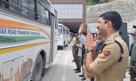Amarnath Yatra: First batch of 3488 pilgrims reaches Qazigund;DC Kulgam, DIG south Kashmir welcome pilgrims at Nayvuga tunnel