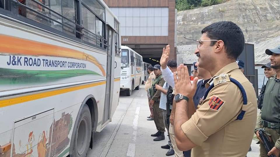Amarnath Yatra: First batch of 3488 pilgrims reaches Qazigund;DC Kulgam, DIG south Kashmir welcome pilgrims at Nayvuga tunnel