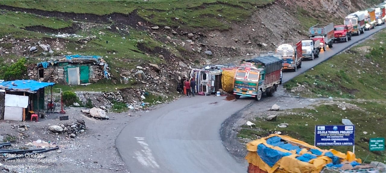 Truck turns turtle on Srinagar leh Highway near Ranga Mode,no injury reported