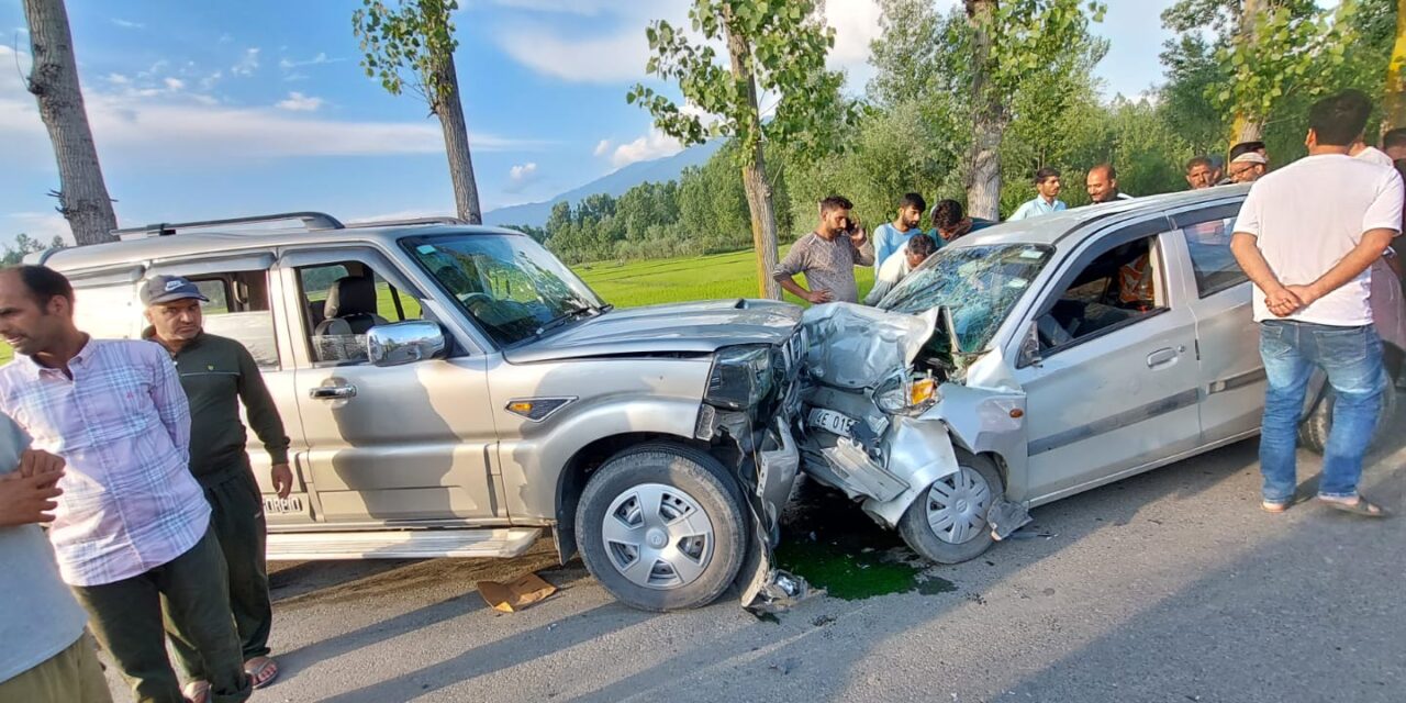 Baramulla family met with accident in Sumbal, hospitalized