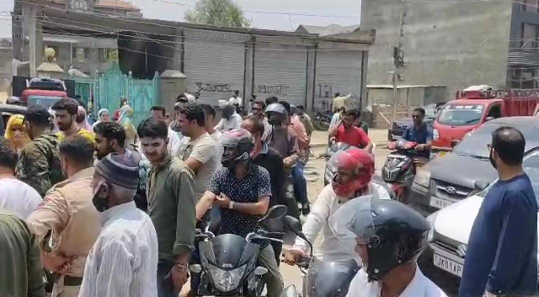 Drinking water crisis in mominabad Batmallo Srinagar