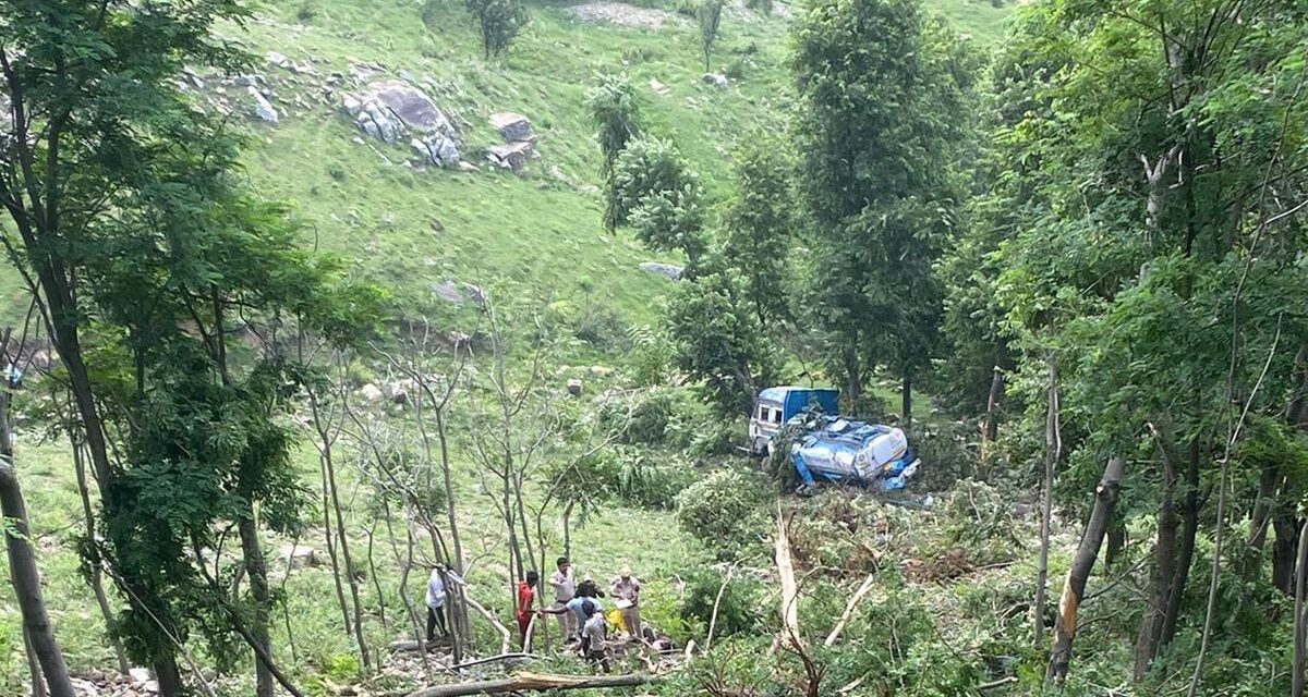 Driver dies after oil tanker fall into gorge in Ramban