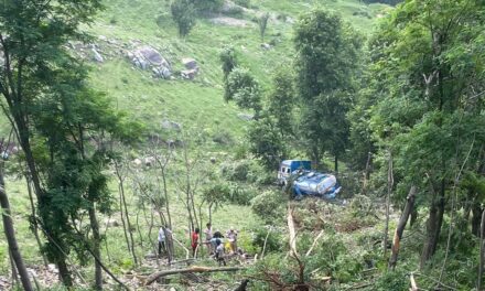 Driver dies after oil tanker fall into gorge in Ramban