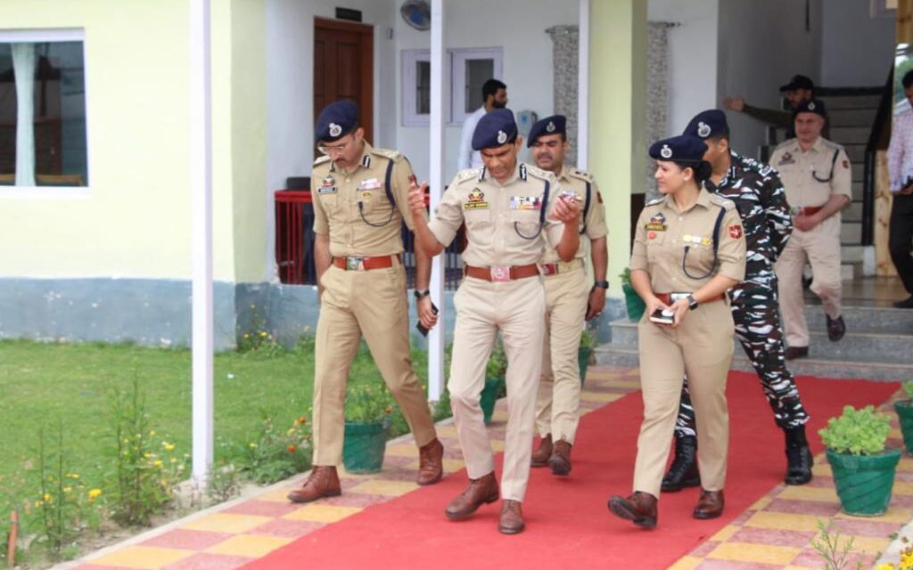 ADGP Kashmir Visits South Kashmir, Asks Officers To Intensify Operation Against Remnants of Militancy