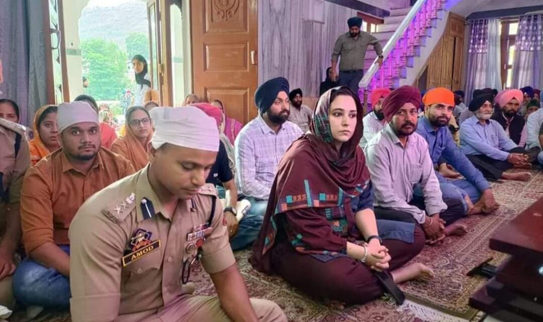 DC Baramulla visits Gurduwara Chattipadshai;Extends greetings to Sikh community on birth anniversary of Shri Guru Hargobind Sahibji