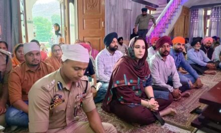 DC Baramulla visits Gurduwara Chattipadshai;Extends greetings to Sikh community on birth anniversary of Shri Guru Hargobind Sahibji