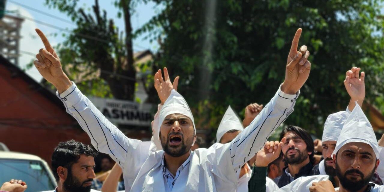 Protest by F&ES aspirants wearing shrouds in Srinagar press enclave