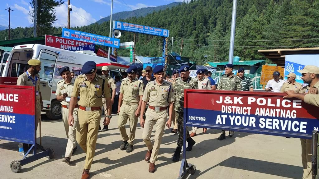 ADGP Kashmir visits Nunwan Base Camp, Pahalgam;Reviews security arrangements
