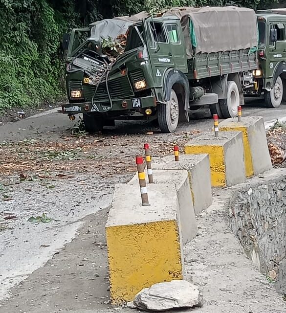 2 army soldiers injured as tree falls on their vehicle in Ramban