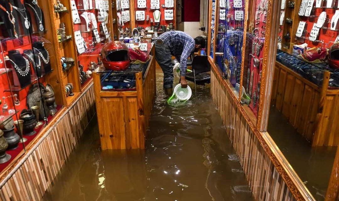 Nearly half a dozen shops inundated at Srinagar’s Polo View market;CEO Smart City says no drainage fault, issue being looked into