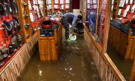 Nearly half a dozen shops inundated at Srinagar’s Polo View market;CEO Smart City says no drainage fault, issue being looked into
