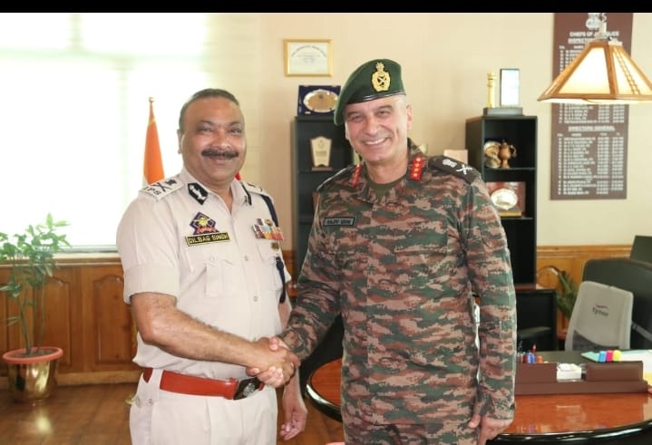 GOC 15 Corps calls on DGP J&K; Discusses security scenario in the valley