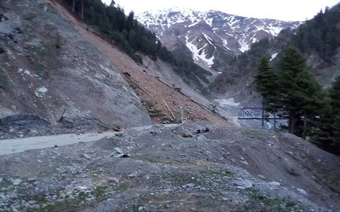 Mughal road closed again due to landslide, shooting stones in Poonch