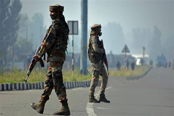 Suspicious object found on Srinagar-Baramulla highway, traffic suspended