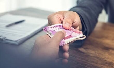 Manigam-A Sarpanch caught red-handed while accepting bribe Rs 9000 in Ganderbal