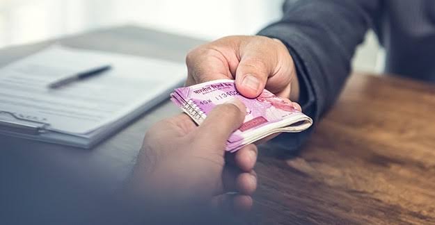Manigam-A Sarpanch caught red-handed while accepting bribe Rs 9000 in Ganderbal