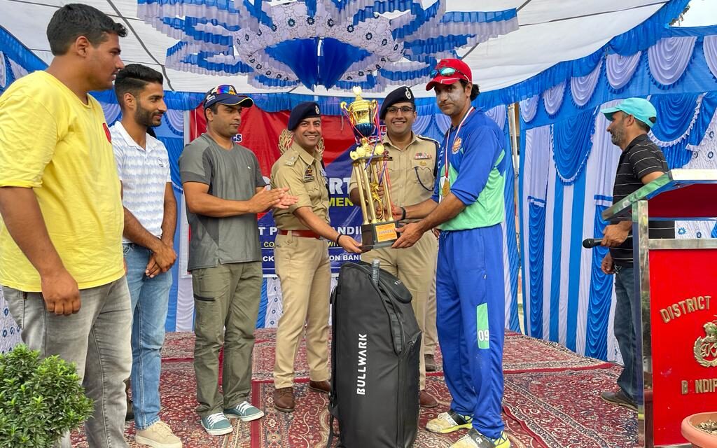 Closing ceremony of Police Martyrs Memorial Cricket Tournament held in Bandipora